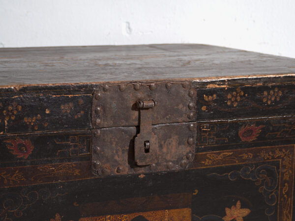 Baúl antiguo pintado en madera de pino – China, circa 1900