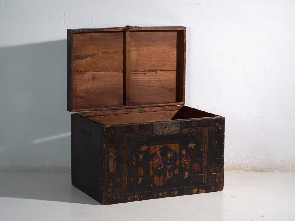 Baúl antiguo pintado en madera de pino – China, circa 1900
