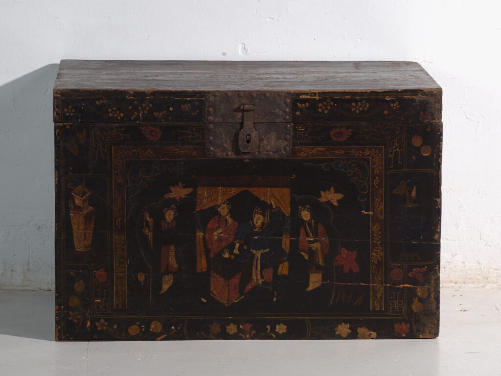 Baúl antiguo pintado en madera de pino – China, circa 1900