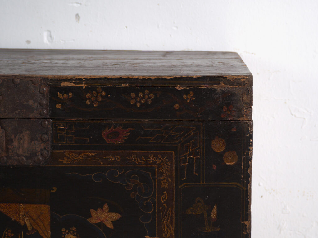 Baúl antiguo pintado en madera de pino – China, circa 1900