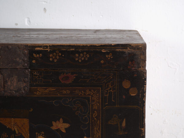 Baúl antiguo pintado en madera de pino – China, circa 1900