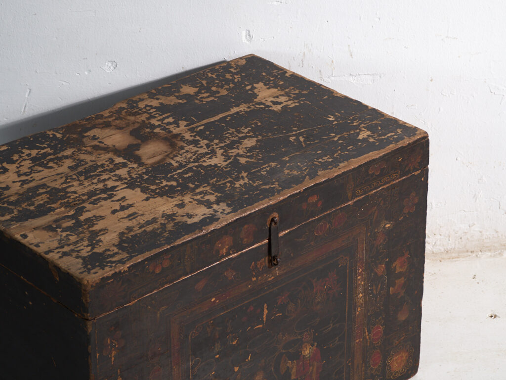 Baúl antiguo pintado en madera de pino – China, circa 1900