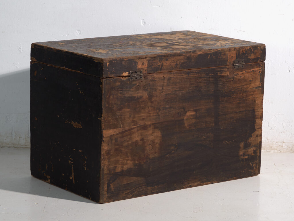 Baúl antiguo pintado en madera de pino – China, circa 1900