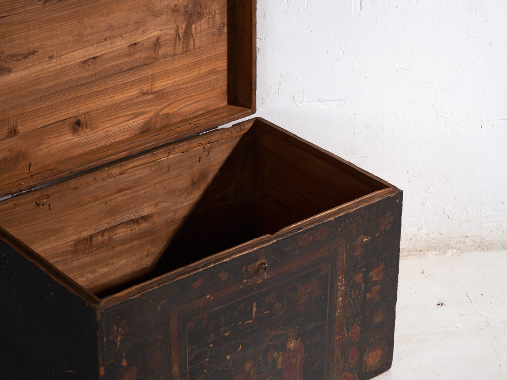 Baúl antiguo pintado en madera de pino – China, circa 1900