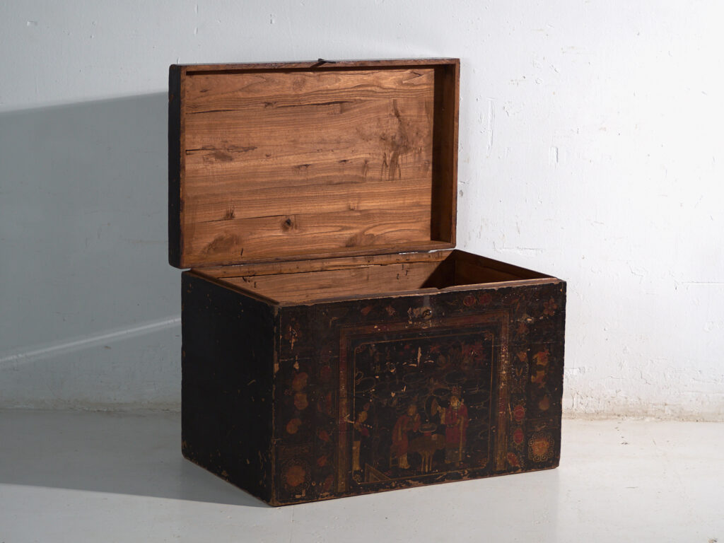 Baúl antiguo pintado en madera de pino – China, circa 1900