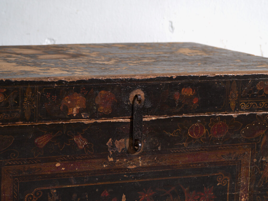 Baúl antiguo pintado en madera de pino – China, circa 1900