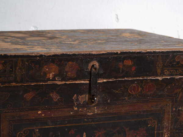 Baúl antiguo pintado en madera de pino – China, circa 1900