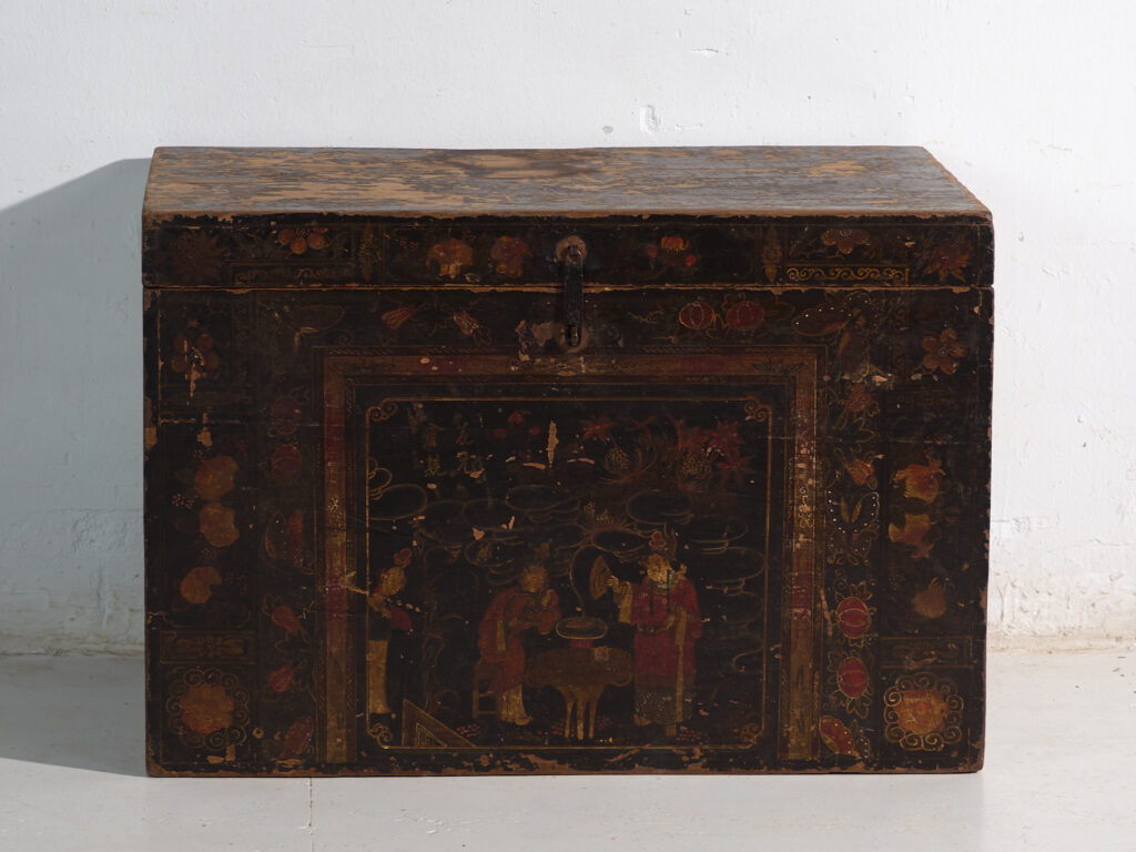 Baúl antiguo pintado en madera de pino – China, circa 1900