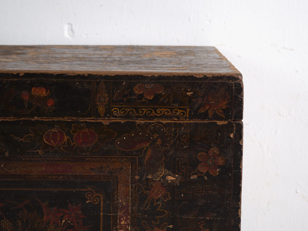 Baúl antiguo pintado en madera de pino – China, circa 1900