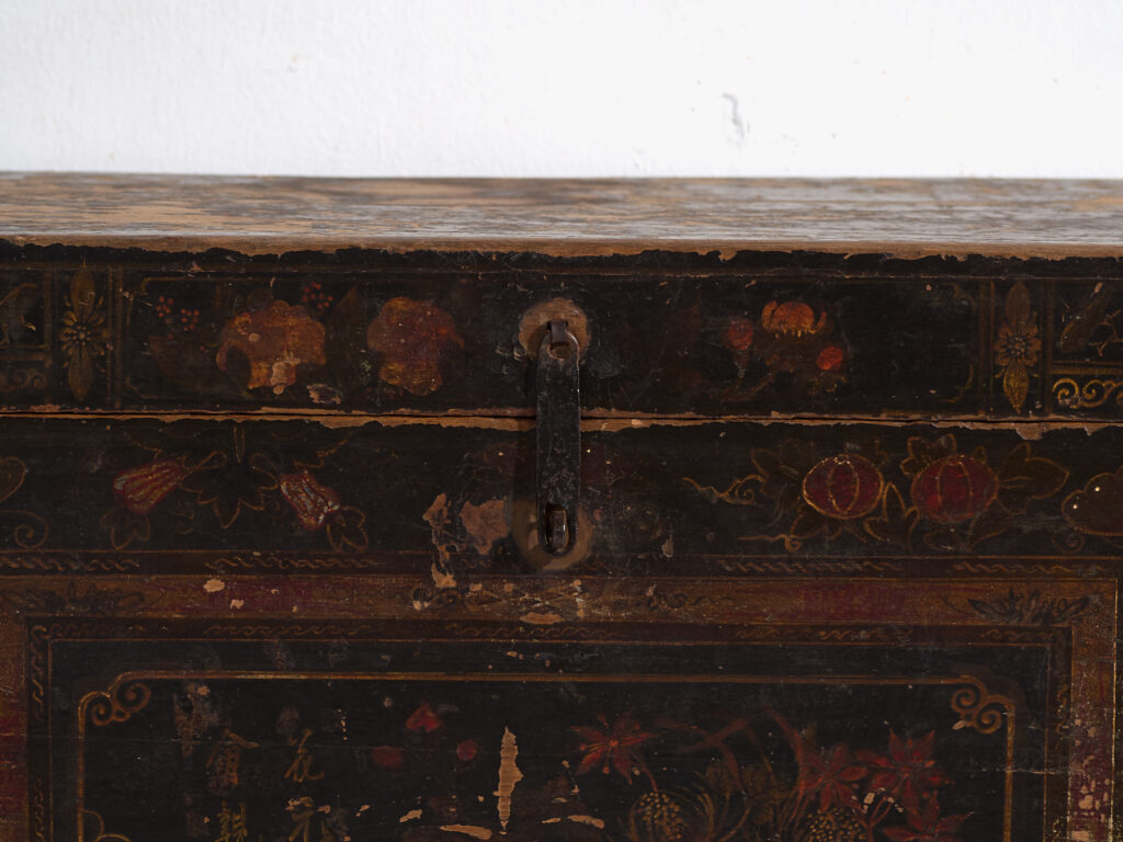 Baúl antiguo pintado en madera de pino – China, circa 1900