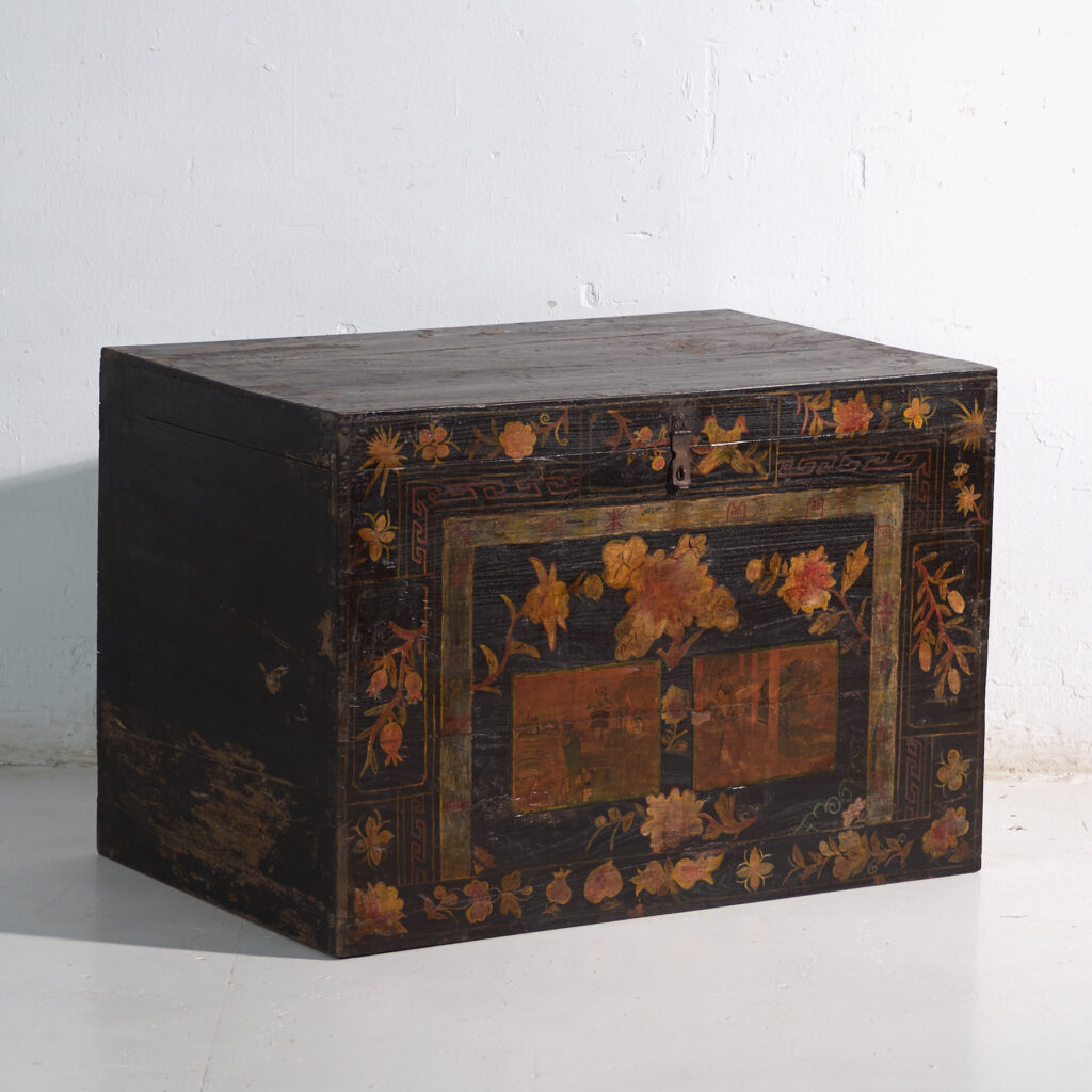 Baúl antiguo pintado en madera de pino – China, circa 1900