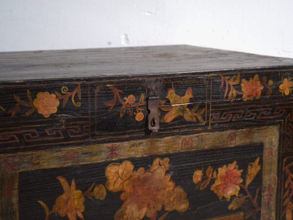 Baúl antiguo pintado en madera de pino – China, circa 1900
