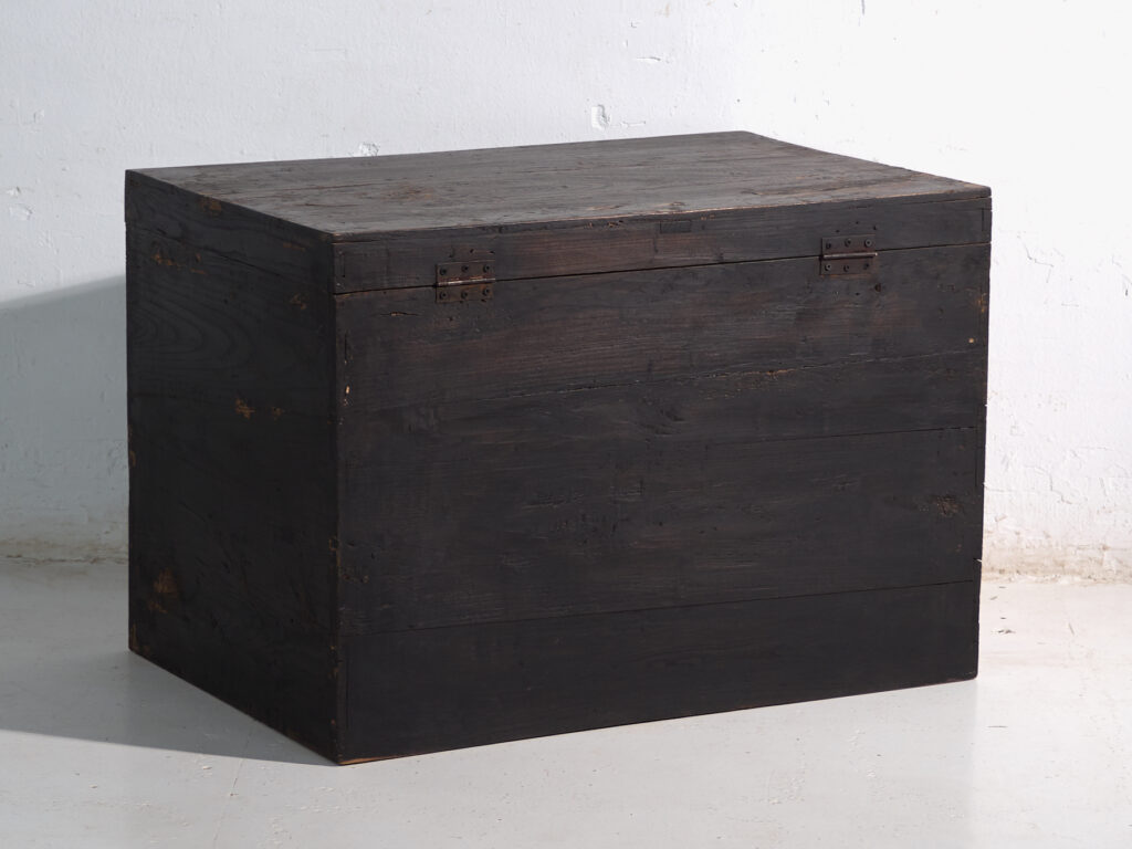 Baúl antiguo pintado en madera de pino – China, circa 1900