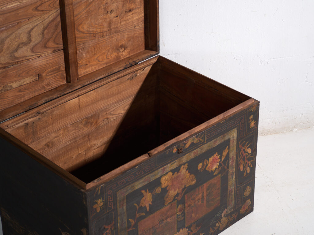 Baúl antiguo pintado en madera de pino – China, circa 1900
