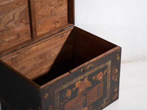 Baúl antiguo pintado en madera de pino – China, circa 1900
