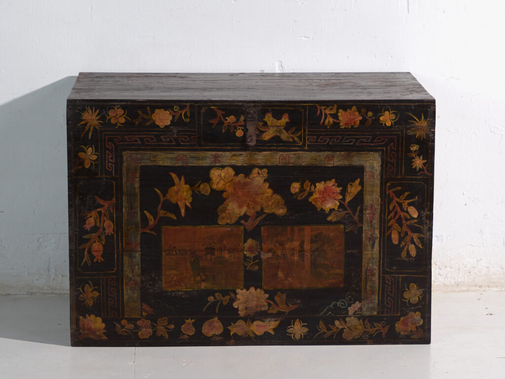 Baúl antiguo pintado en madera de pino – China, circa 1900