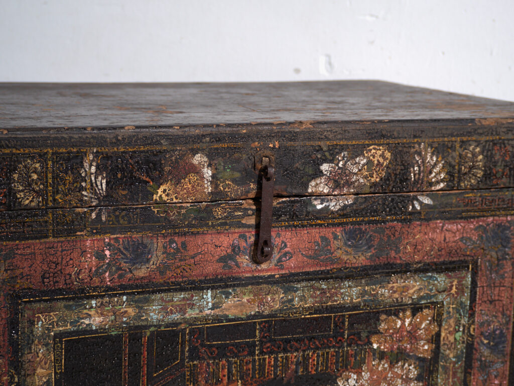 Baúl antiguo pintado en madera de pino – China, circa 1900