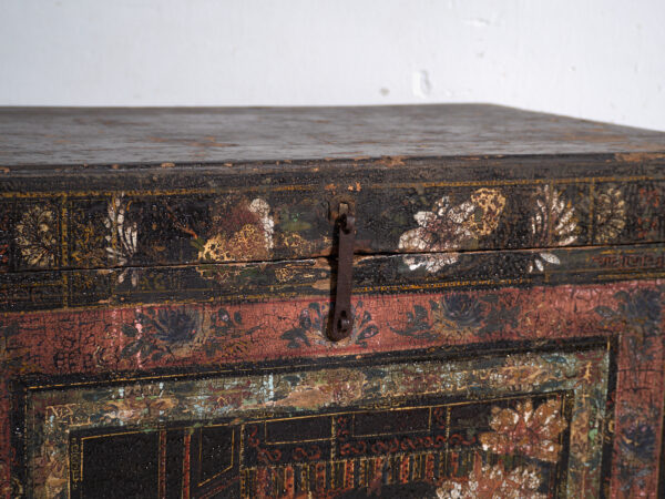 Baúl antiguo pintado en madera de pino – China, circa 1900