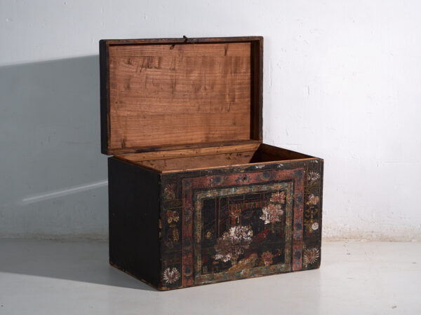Baúl antiguo pintado en madera de pino – China, circa 1900