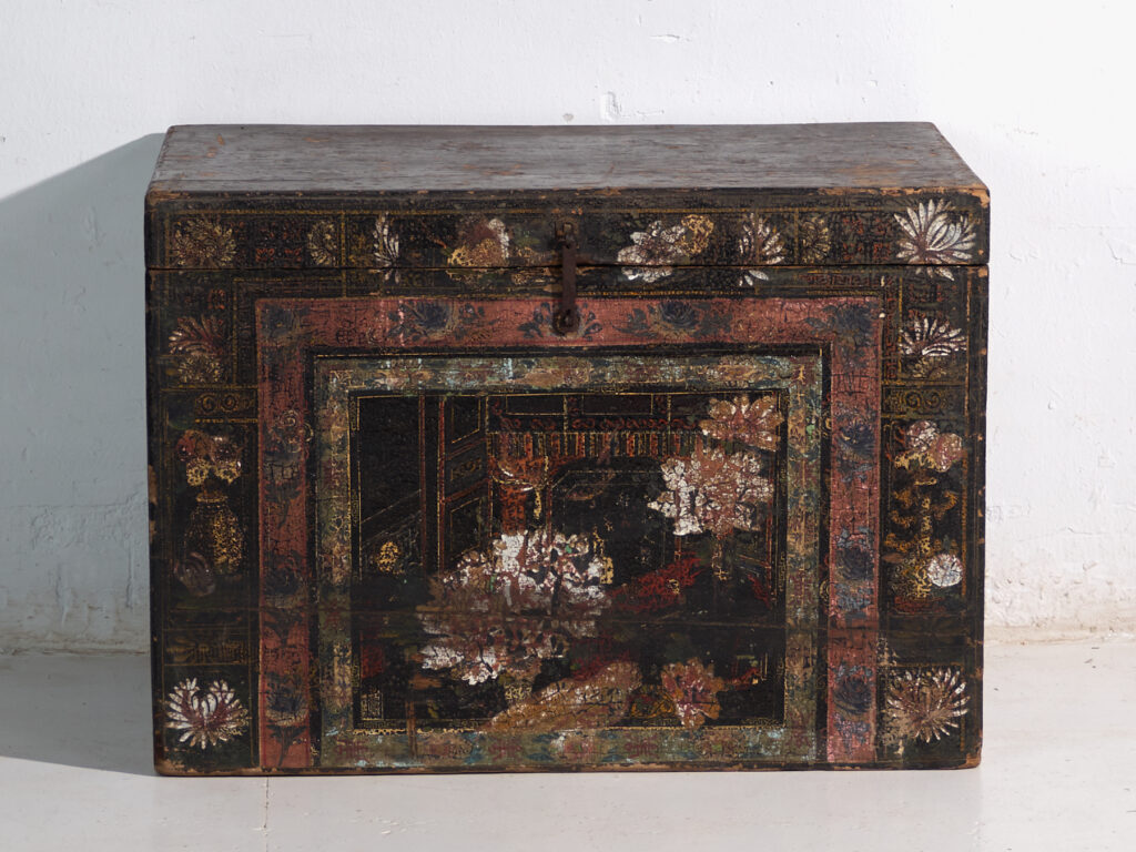 Baúl antiguo pintado en madera de pino – China, circa 1900