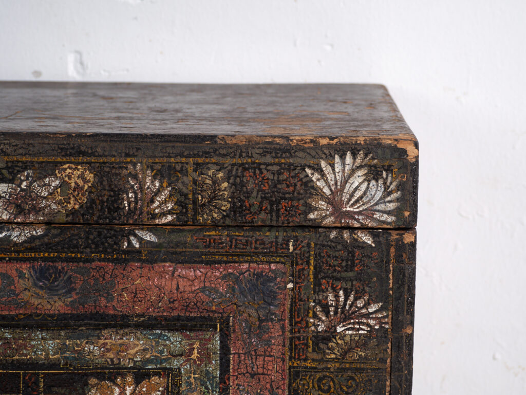 Baúl antiguo pintado en madera de pino – China, circa 1900