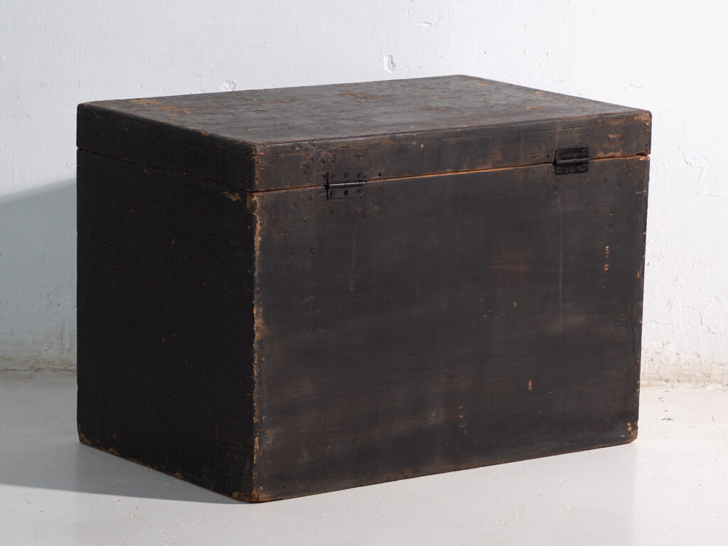 Baúl antiguo pintado en madera de pino – China, circa 1900