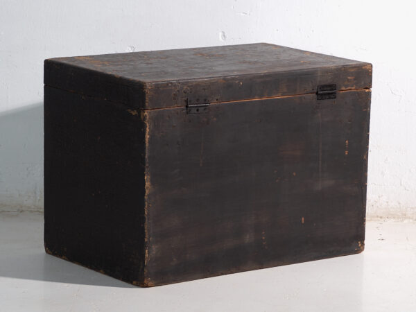 Baúl antiguo pintado en madera de pino – China, circa 1900