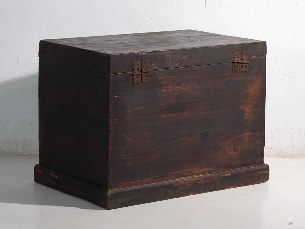 Baúl antiguo pintado en madera de pino – China, circa 1900