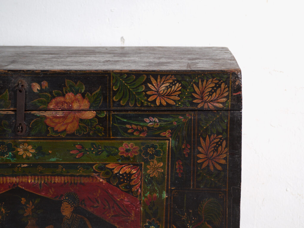 Baúl antiguo pintado en madera de pino – China, circa 1900
