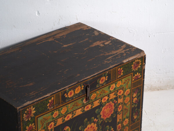 Baúl antiguo pintado en madera de pino – China, circa 1900