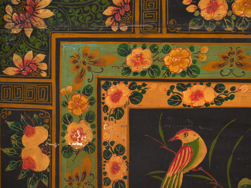 Baúl antiguo pintado en madera de pino – China, circa 1900