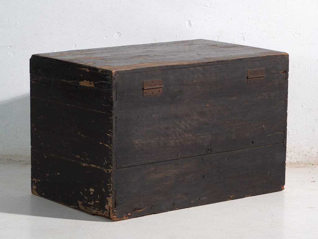 Baúl antiguo pintado en madera de pino – China, circa 1900