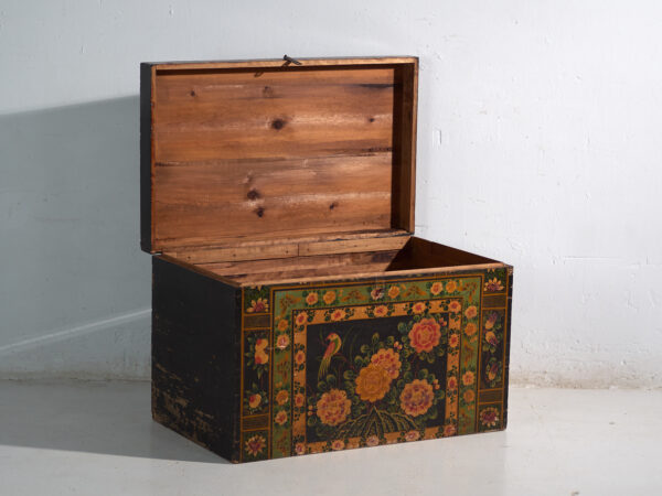 Baúl antiguo pintado en madera de pino – China, circa 1900