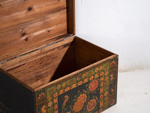 Baúl antiguo pintado en madera de pino – China, circa 1900