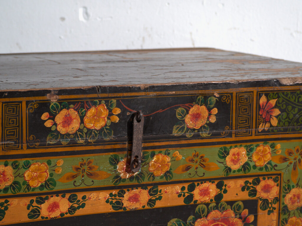 Baúl antiguo pintado en madera de pino – China, circa 1900