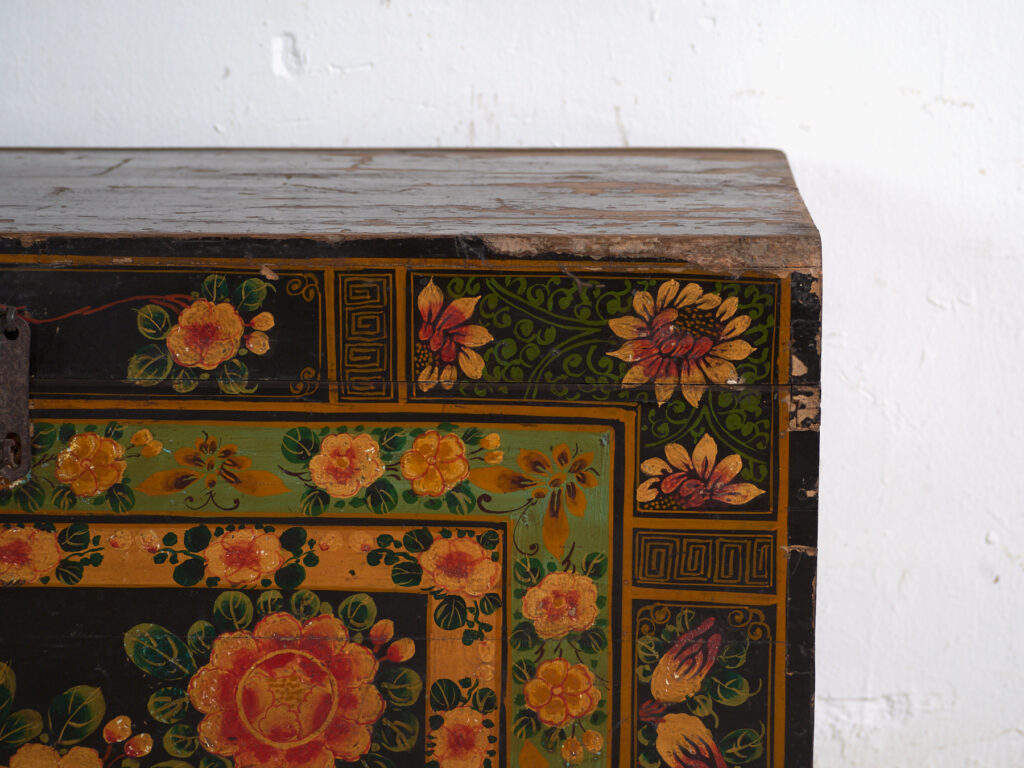 Baúl antiguo pintado en madera de pino – China, circa 1900