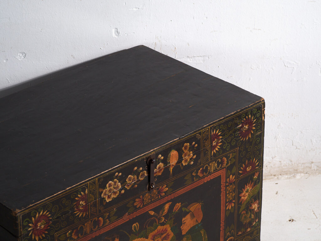 Baúl antiguo pintado en madera de pino – China, circa 1900