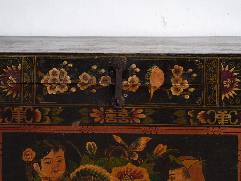 Baúl antiguo pintado en madera de pino – China, circa 1900
