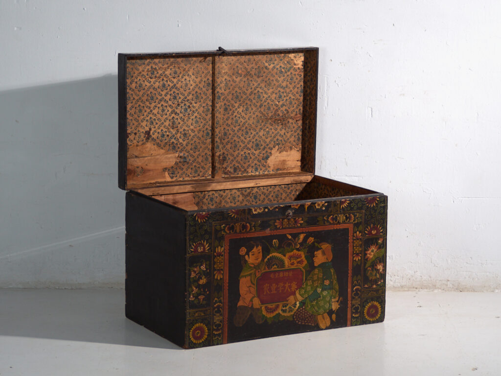Baúl antiguo pintado en madera de pino – China, circa 1900