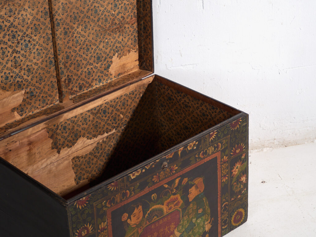 Baúl antiguo pintado en madera de pino – China, circa 1900