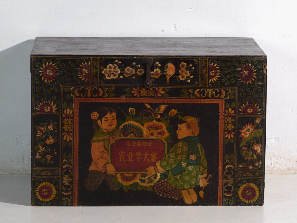 Baúl antiguo pintado en madera de pino – China, circa 1900
