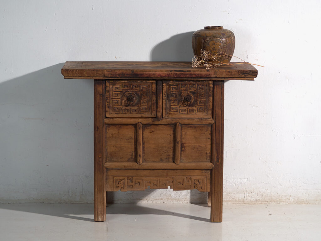 Mesa consola antigua con cajones tallados – China, circa 1900