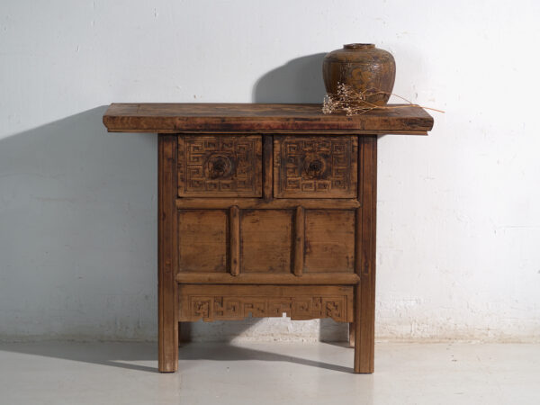 Mesa consola antigua con cajones tallados – China, circa 1900
