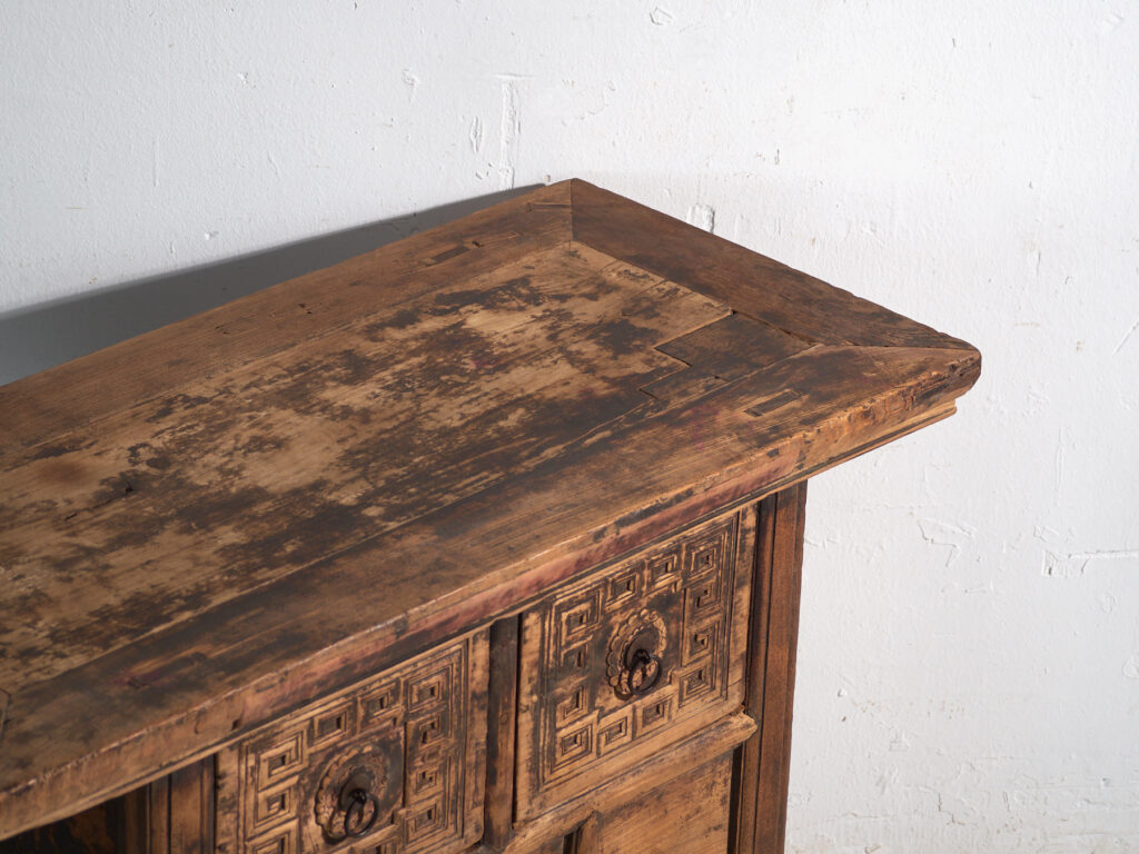 Mesa consola antigua con cajones tallados – China, circa 1900