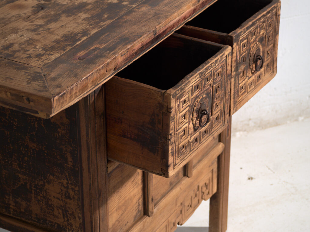 Mesa consola antigua con cajones tallados – China, circa 1900