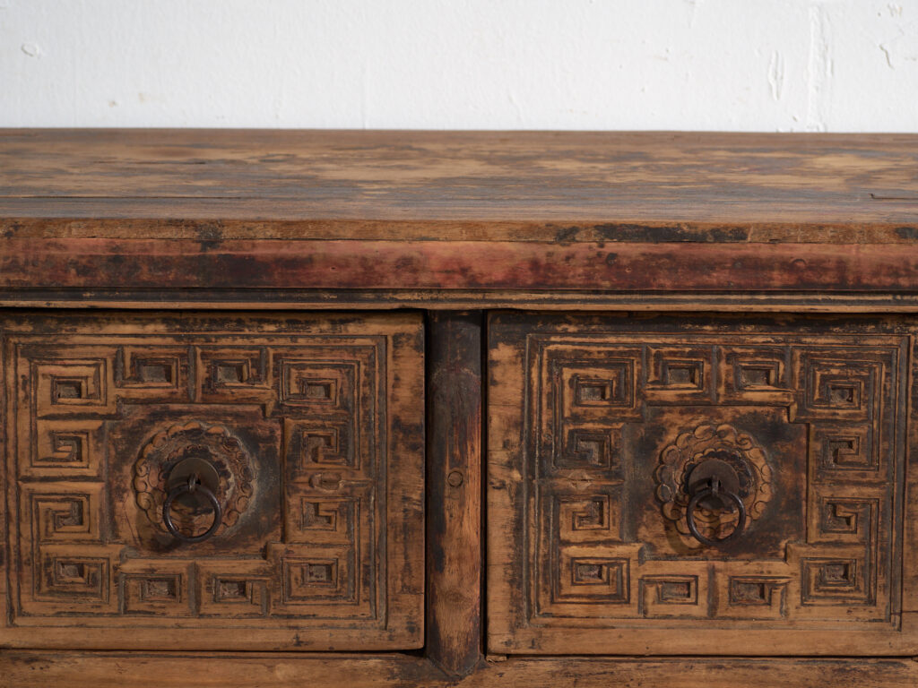 Mesa consola antigua con cajones tallados – China, circa 1900