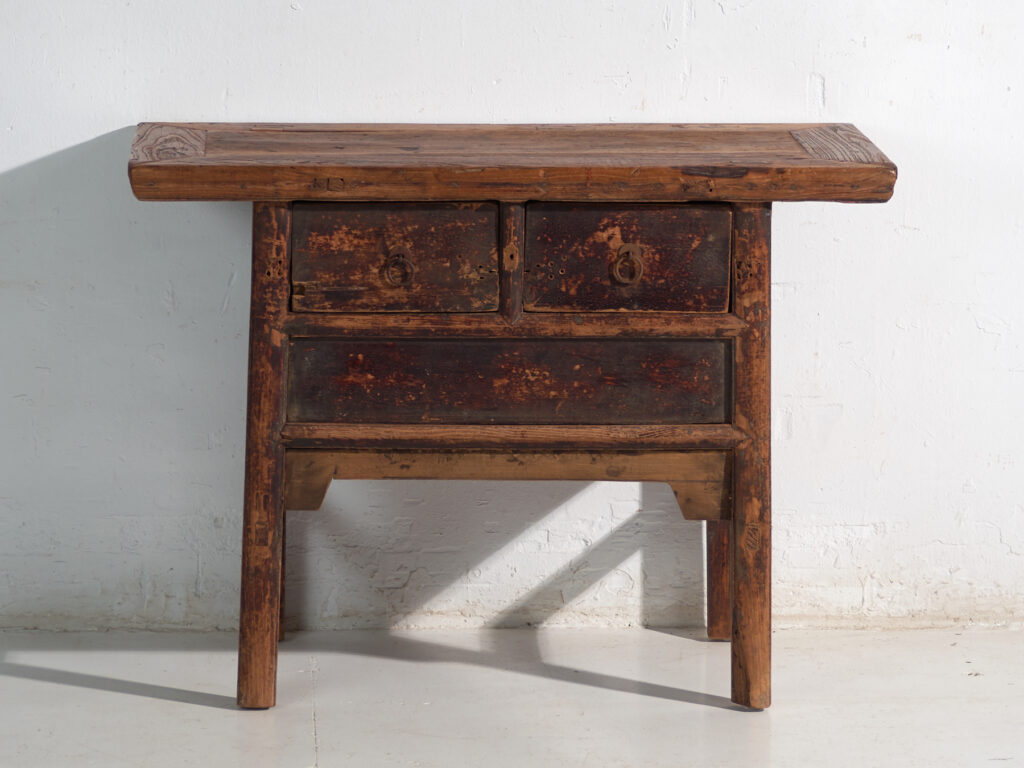 Consola antigua china con tres cajones y pátina oscura – China, circa 1900