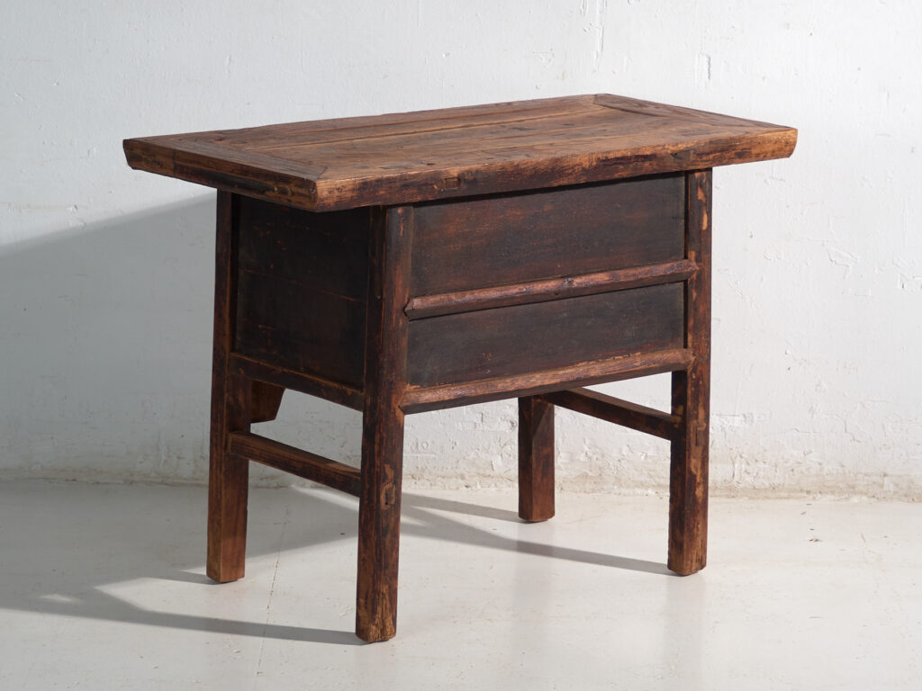 Consola antigua china con tres cajones y pátina oscura – China, circa 1900