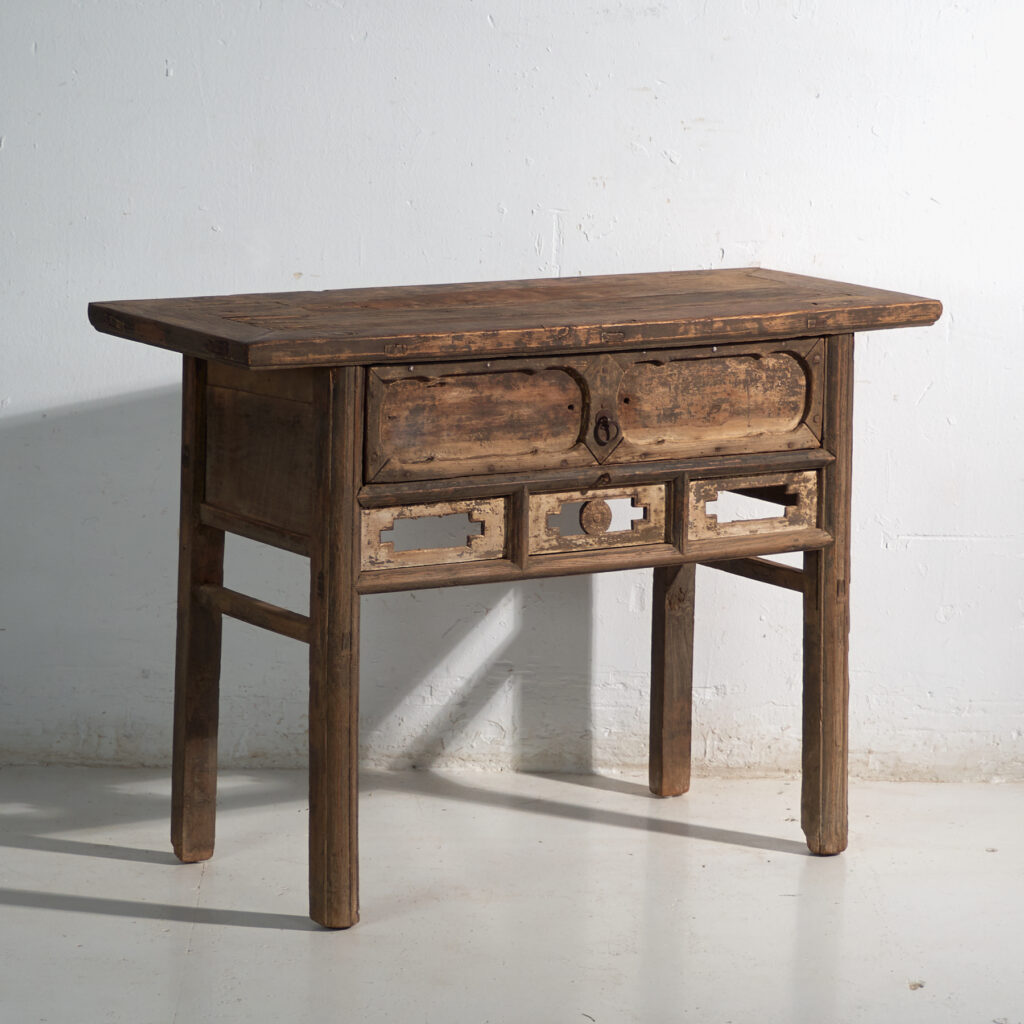 Mesa consola antigua con calado geométrico – China, circa 1900