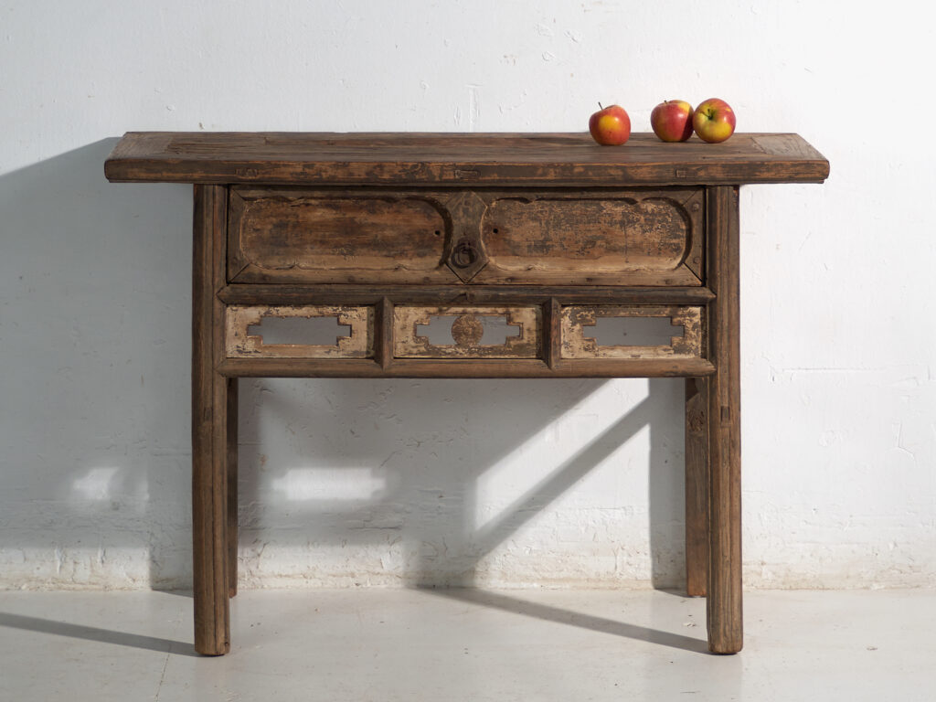 Mesa consola antigua con calado geométrico – China, circa 1900